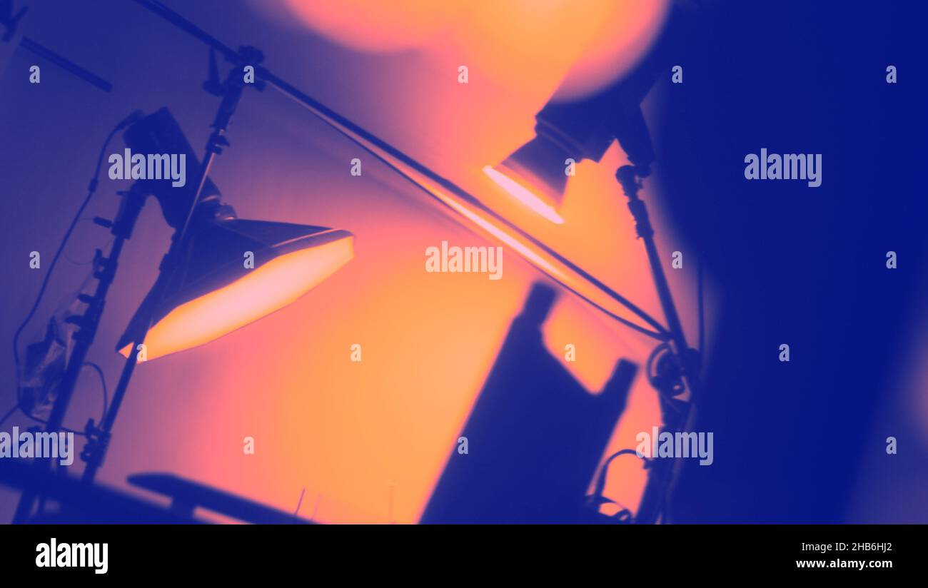 Immagini sfocate delle apparecchiature luminose Studio per la ripresa di filmati o foto professionali. Lo scatto sullo schermo del monitor riflette. Studio luci in viaggio Foto Stock