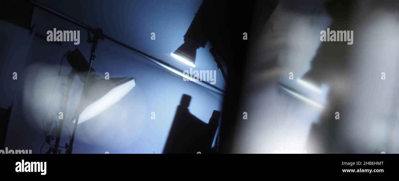 Immagini sfocate delle apparecchiature luminose Studio per la ripresa di filmati o foto professionali. Lo scatto sullo schermo del monitor riflette. Studio luci in viaggio Foto Stock