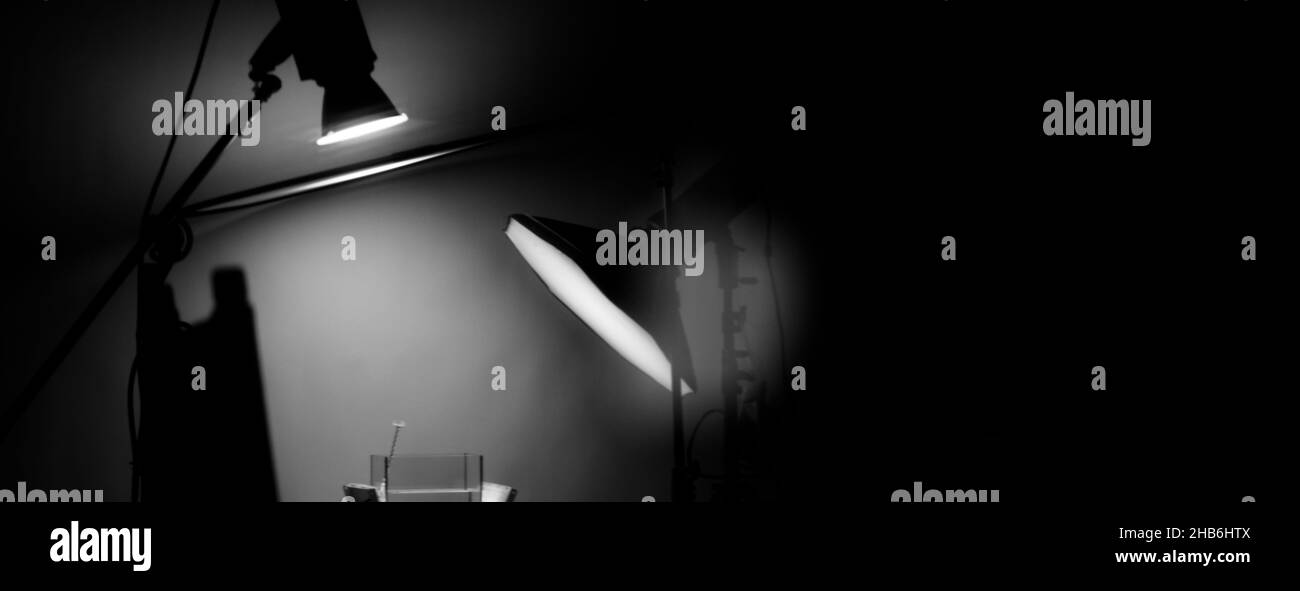 Immagini sfocate delle apparecchiature luminose Studio per la ripresa di filmati o foto professionali. Lo scatto sullo schermo del monitor riflette. Studio luci in viaggio Foto Stock