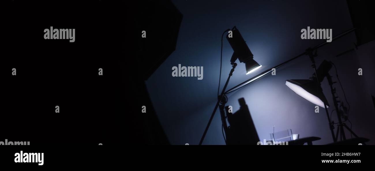 Immagini sfocate delle apparecchiature luminose Studio per la ripresa di filmati o foto professionali. Lo scatto sullo schermo del monitor riflette. Studio luci in viaggio Foto Stock