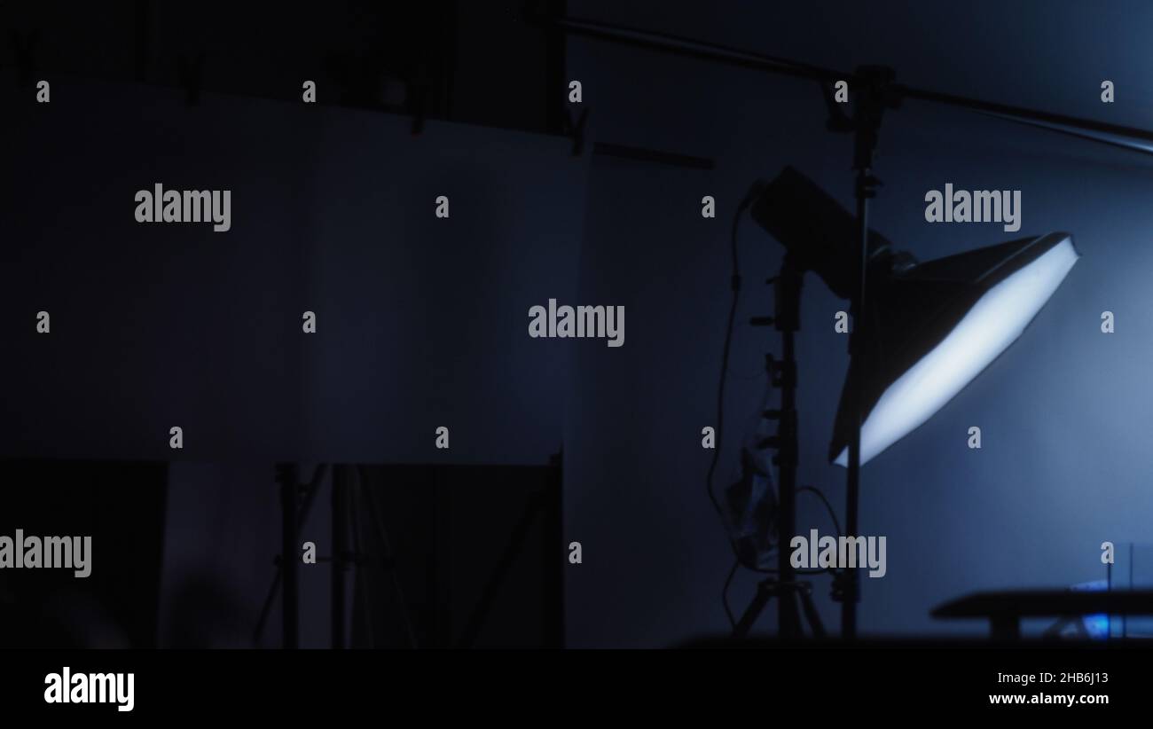 Immagini sfocate delle apparecchiature luminose Studio per la ripresa di filmati o foto professionali. Lo scatto sullo schermo del monitor riflette. Studio luci in viaggio Foto Stock