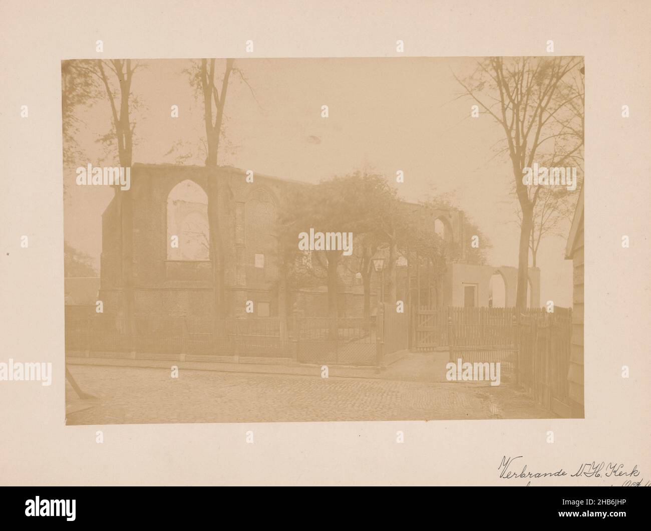 Chiesa riformata a Stad aan 't Haringvliet dopo il fuoco, Anoniem (Monumentenzorg) (attribuito a), Stad aan 't Haringvliet, 1898, supporto fotografico, cartone, stampa albume, altezza 169 mm x larghezza 239 mm Foto Stock