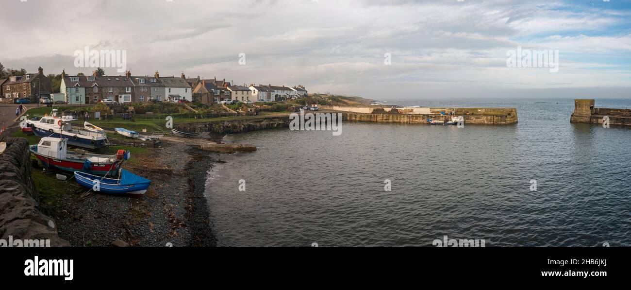 Il piccolo villaggio di pescatori di Croster sulla costa del Northumberland, Regno Unito Foto Stock