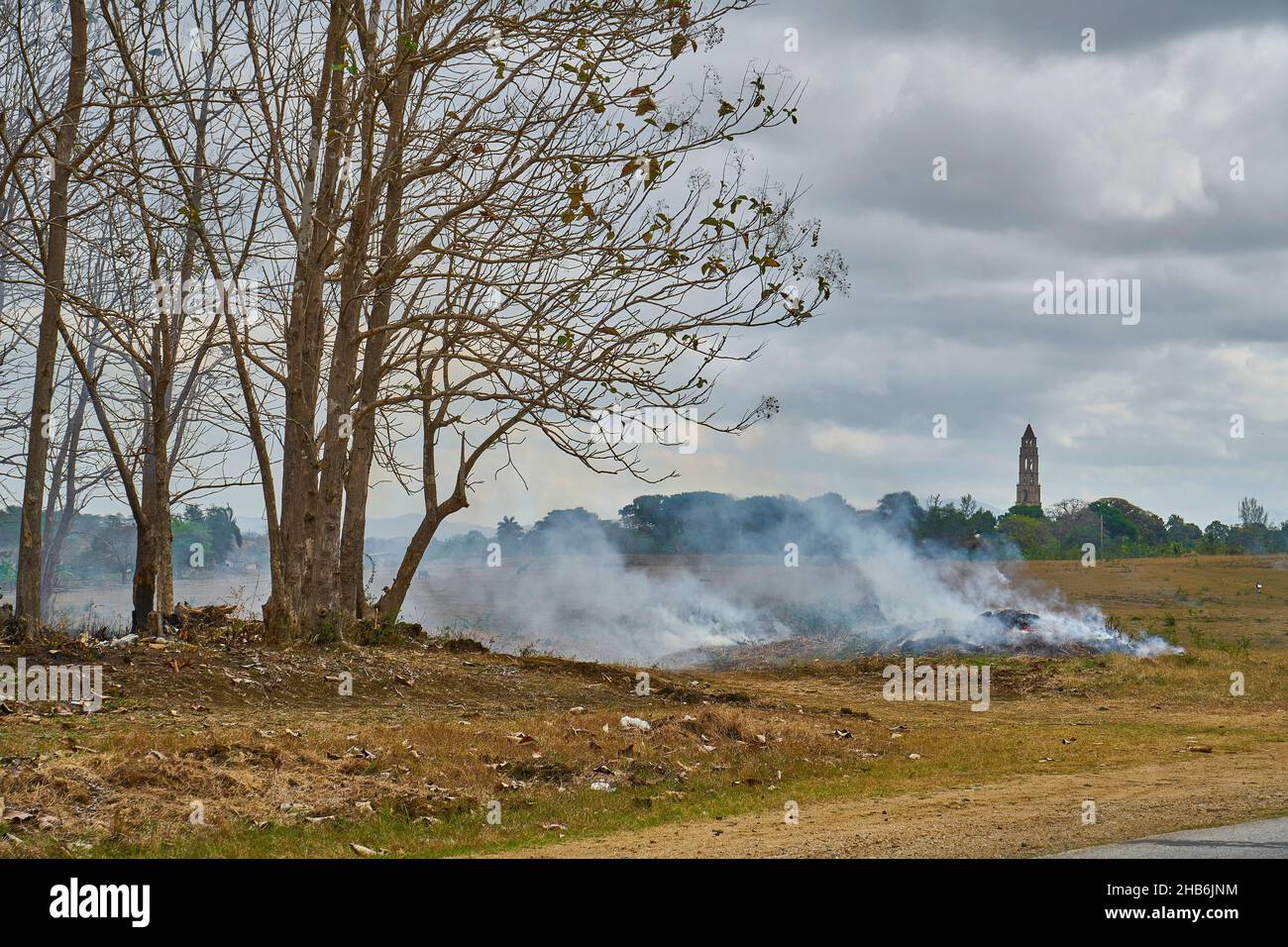 I rifiuti sono bruciati sul campo vicino al villaggio Manaca Iznaga, Cuba, Valle de los Ingenios, Manaca Iznaga Foto Stock