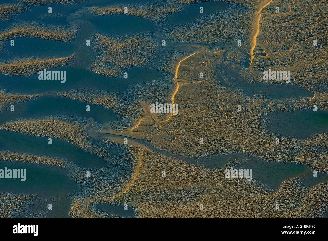 Veduta aerea dell'estuario dell'Elba a bassa acqua, Germania, Parco Nazionale di Hamburgisches Wattenmeer Foto Stock