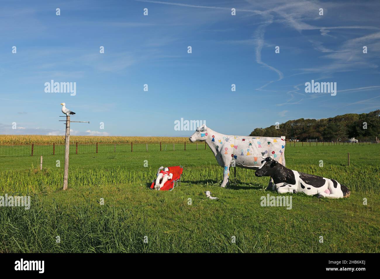 Mucche di plastica sul pascolo, pubblicità per le vacanze in azienda, Paesi Bassi, Texel, De Cocksdorp Foto Stock