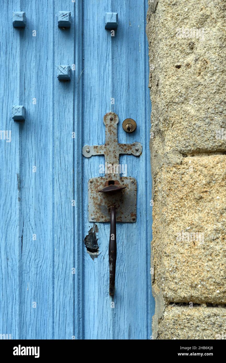 cappella di Saint-Jacques, serratura porta con maniglia porta a forma di croce in una porta di legno blu , Francia, Bretagna, Dipartimento Cotes-d’Armor, Foto Stock