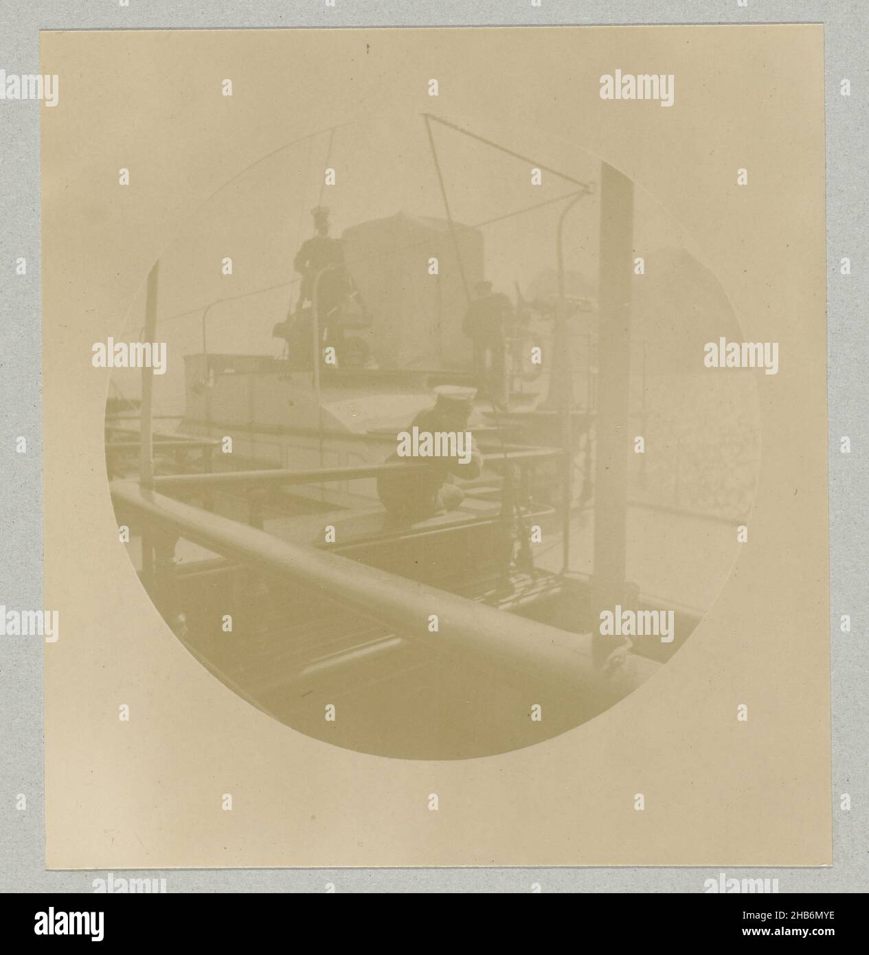 Equipaggio della nave al volante a bordo dell'Hohenzollern, im Näröfjord bei Gudwangen (titolo sull'oggetto), Paul Güssfeldt (possibilmente), Carl Saltzmann (possibilmente), Norvegia, lug-1889, carta, cartone, altezza 72 mm x larghezza 72 mm altezza 314 mm x larghezza 450 mm Foto Stock