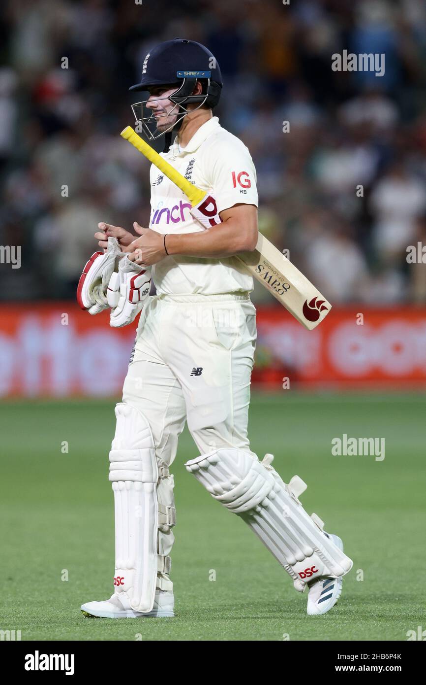 Adelaide, Australia, 17 dicembre 2021. Rory Burns of England ha bowled Mitchell Starc of Australia durante il secondo Test Match nella serie Ashes tra Australia e Inghilterra. Credit: Peter Mundy/Speed Media/Alamy Live News Foto Stock