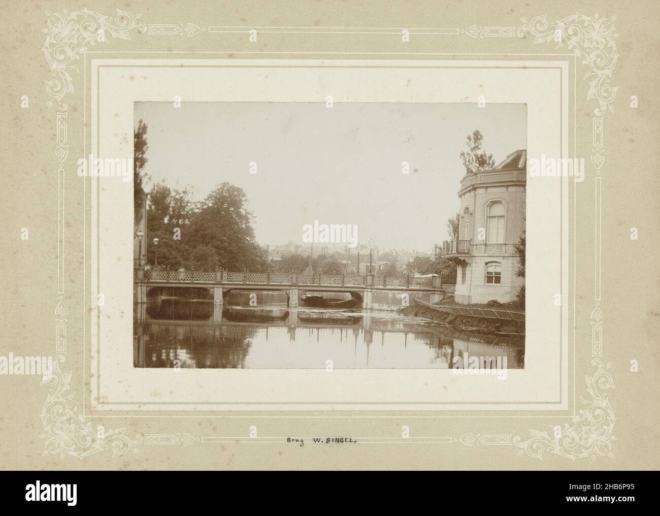 Ponte sul Witte Singel a Leiden, la pagina è decorata con ornamenti stampati., sconosciuto, c.. 1900, carta, cartone, altezza 110 mm x larghezza 167 mm altezza 230 mm x larghezza 310 mm Foto Stock