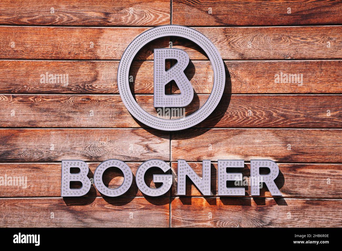 ZERMATT, VALLESE, SVIZZERA - 03 SETTEMBRE 2021: Boutique di moda Bogner a Zermatt, Vallese, Svizzera. Logo Bogner sulla facciata di chalet in legno. Foto Stock
