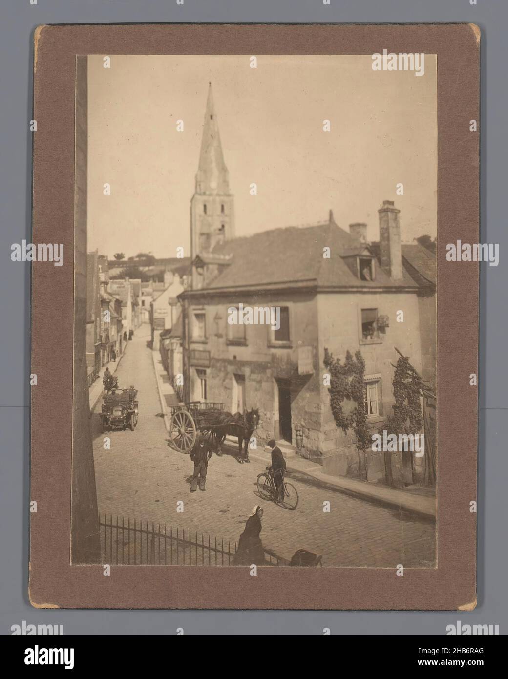 Vista di un belga (?) Città o villaggio, con una chiesa, case, e sulla strada un'auto, oltre a una carrozza e ciclista, Vista di un belga (?) città o villaggio, con una chiesa, case, e sulla strada un'auto, oltre a una carrozza e ciclista., anonimo, c.. 1880 - c. 1910, carta, cartone, gelatina, stampa argento, altezza 113 mm, larghezza 79 mmaltezza 128 mm, larghezza 098 mm Foto Stock
