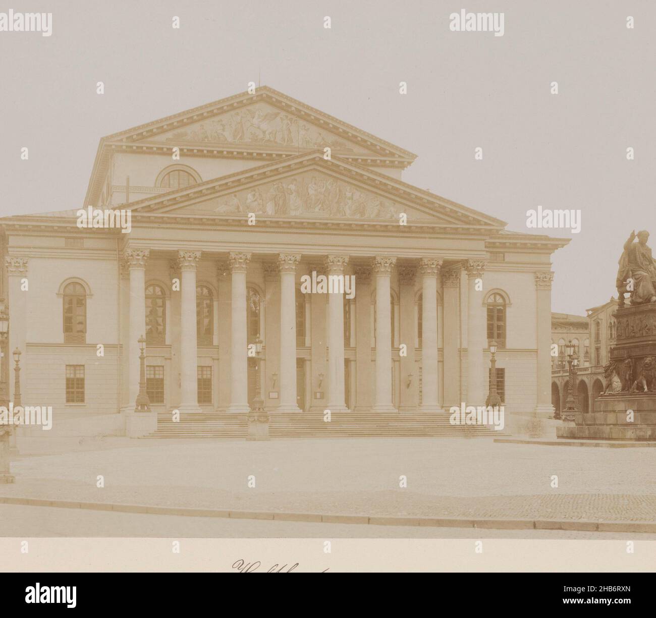 Court Theatre, Monaco di Baviera, Germania, Vista di un edificio rococò con facciata classicitica. Dopo la distruzione della seconda guerra mondiale, il Neues Residenztheater è stato costruito sullo stesso sito (aperto nel 1951)., anonimo, c.. 1880 - c. 1910, supporto fotografico, cartone, altezza 200 mm, larghezza 255 mm, altezza 510 mm, larghezza 330 mm Foto Stock