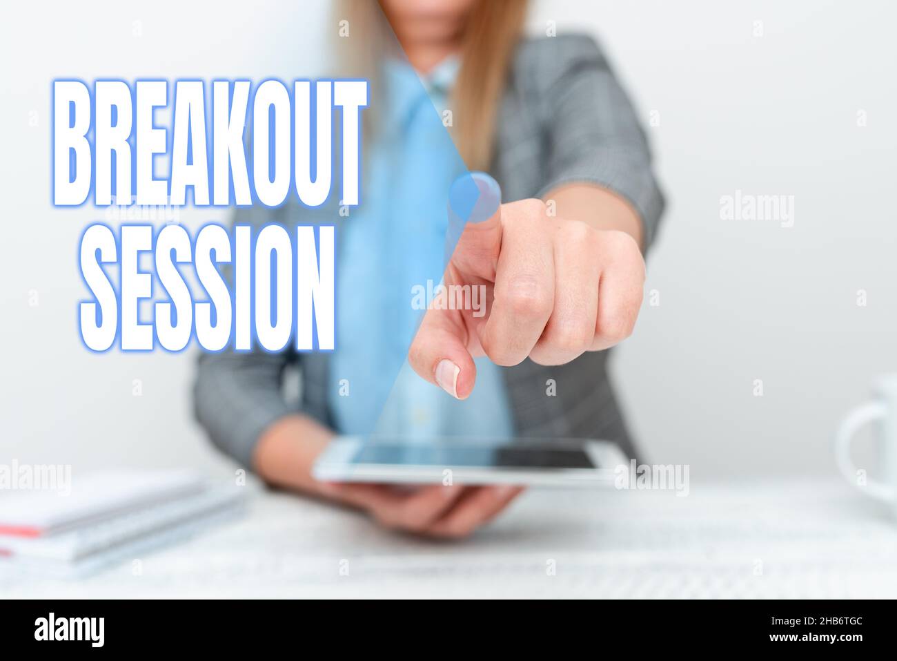 Firmare la visualizzazione della sessione di interruzione. Parola scritta durante la discussione o la presentazione del workshop su un argomento specifico visualizzazione della nuova tecnologia per smartphone Foto Stock