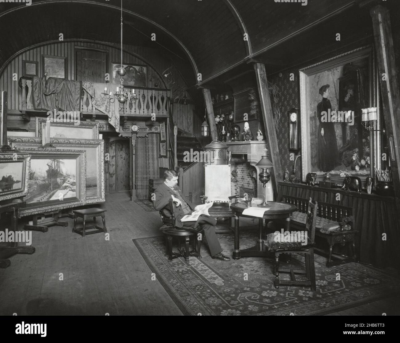 Il pittore H.W. Jansen nel suo studio sul Jacob van Lennep Kade di Amsterdam, Sigmund Löw (attribuito a), Atelier Herz (attribuito a), Amsterdam, 19-Feb-1903, supporto fotografico, gelatina stampa argento, altezza 244 mm x larghezza 303 mm Foto Stock