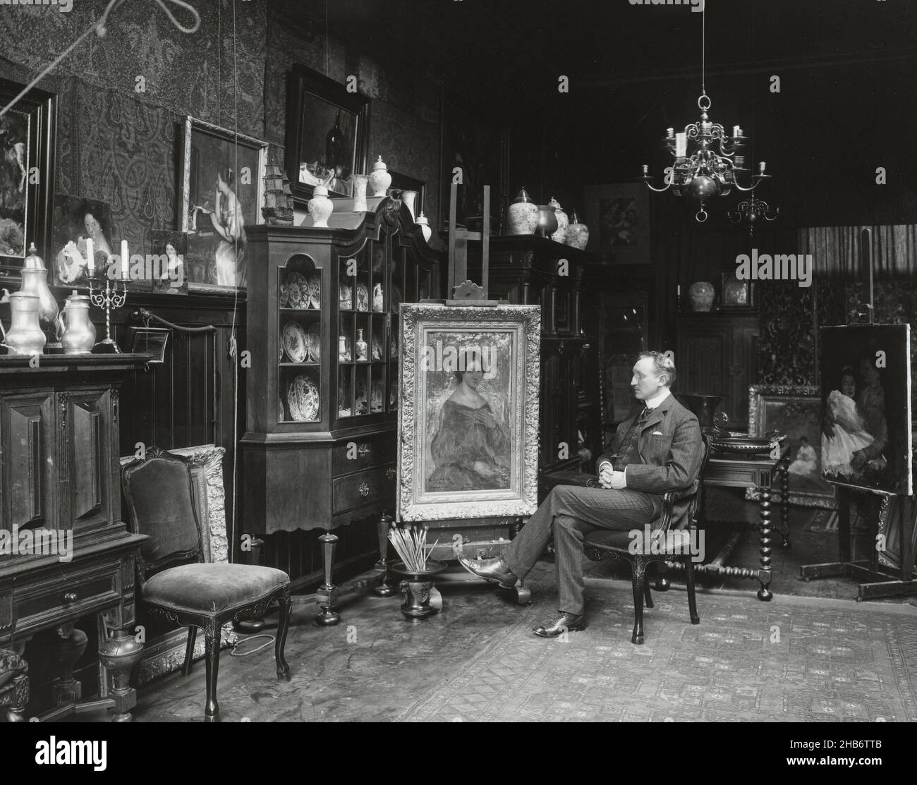 L'artista Simon Maris nel suo studio presso il Keizersgracht di Amsterdam, Sigmund Löw (attribuito a), Atelier Herz (attribuito a), Amsterdam, 11-giu-1905, supporto fotografico, gelatina stampa argento, altezza 244 mm x larghezza 303 mm Foto Stock