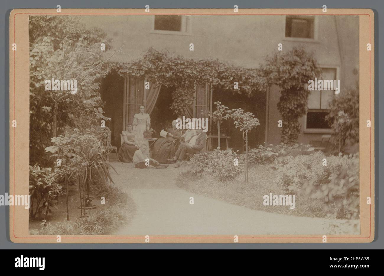 Ritratto di gruppo di un'azienda in giardino, Cornelia Hendrika Jonker (cerchio di), 1880 - 1940, supporto fotografico, cartone, altezza 107 mm x larghezza 165 mm Foto Stock