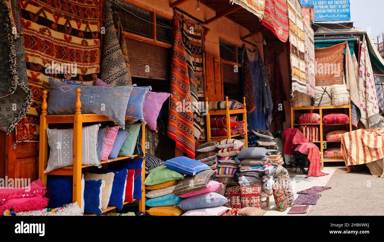 Negozio di tappeti in un mercato marocchino a Marrakech Foto Stock