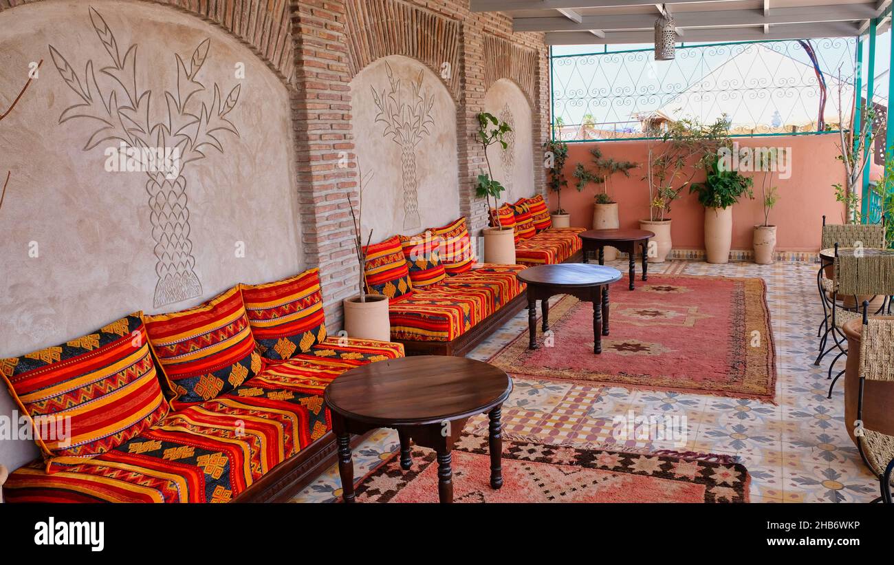 Tipica terrazza marocchina in una casa nel centro storico di Marrakech Foto Stock