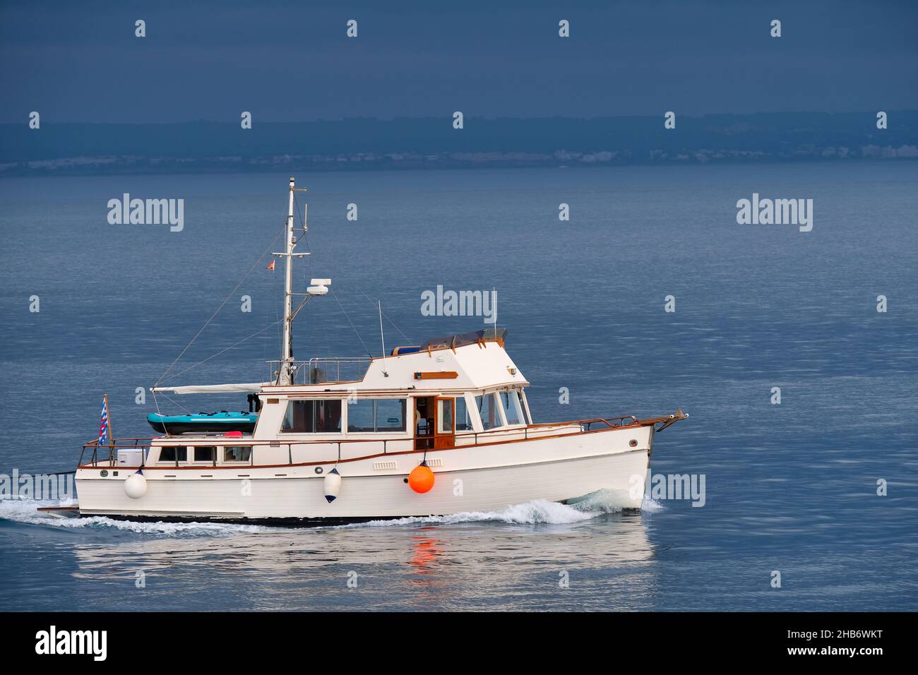 Navigazione in barca nel Mar Mediterraneo all'alba in acque tranquille Foto Stock
