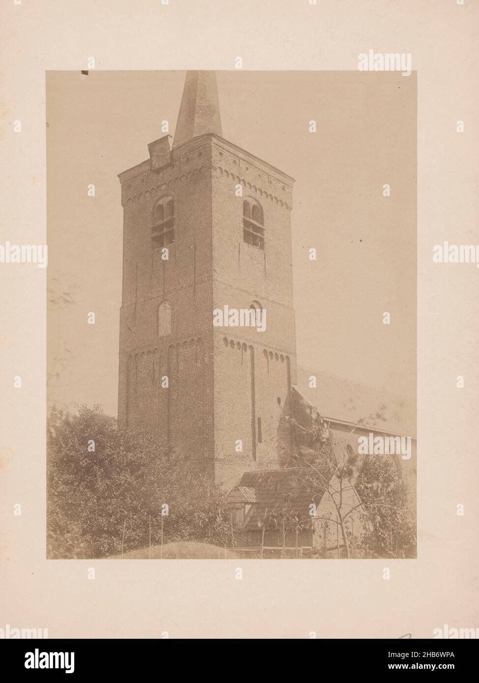 Torre della Chiesa Riformata a Vlijmen, Anoniem (Monumentenzorg) (attribuito a), Vlijmen, 1895, supporto fotografico, cartone, stampa albume, altezza 234 mm x larghezza 177 mm Foto Stock