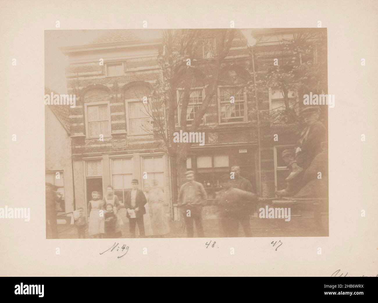 Vista di Hoogstraat 47-49 a Woudrichem, Anoniem (Monumentenzorg) (attribuito a), Woudrichem, 1901, supporto fotografico, cartone, stampa albume, altezza 170 mm x larghezza 230 mm Foto Stock