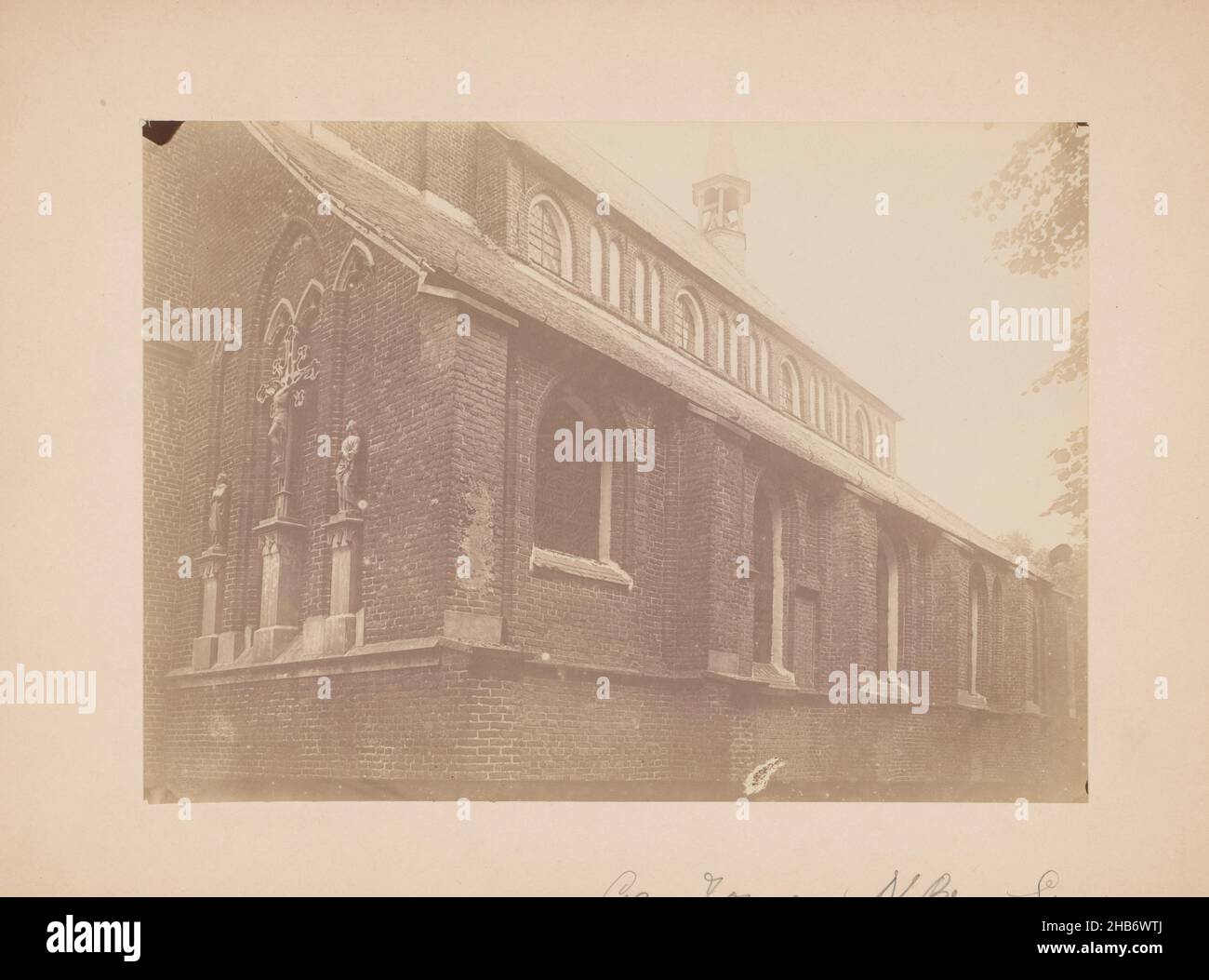 Porzione della chiesa cattolica romana a Lierop, Anoniem (Monumentenzorg) (attribuita a), Lierop, 1891, supporto fotografico, cartone, stampa albume, altezza 173 mm x larghezza 239 mm Foto Stock