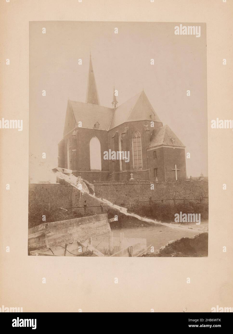 Vista della Chiesa cattolica romana di Arcen, Anoniem (Monumentenzorg) (attribuita a), Arcen, 1892, supporto fotografico, cartone, stampa albume, altezza 230 mm x larghezza 177 mm Foto Stock