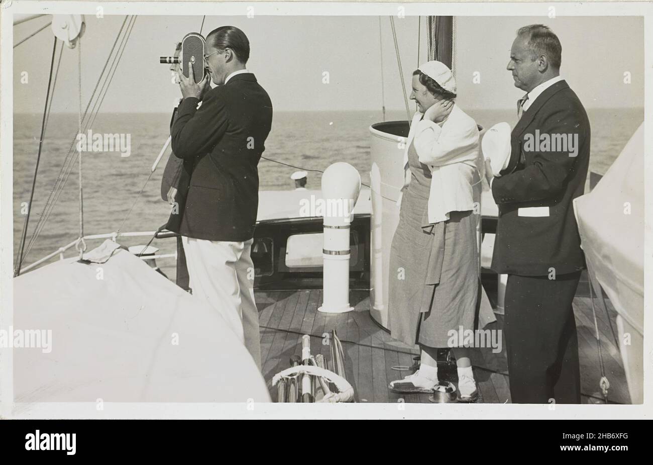 Visita di Juliana, Regina dei Paesi Bassi, e Bernhard van Lippe-Biesterfeld allo yacht HR del Principe. Sig.ra 'Piet Hein' a Muiden il 28 agosto 1937, anonima, Polygoon (menzionato sull'oggetto), Paesi Bassi, 28-ago-1937, supporto fotografico, altezza 91 mm x larghezza 140 mm Foto Stock