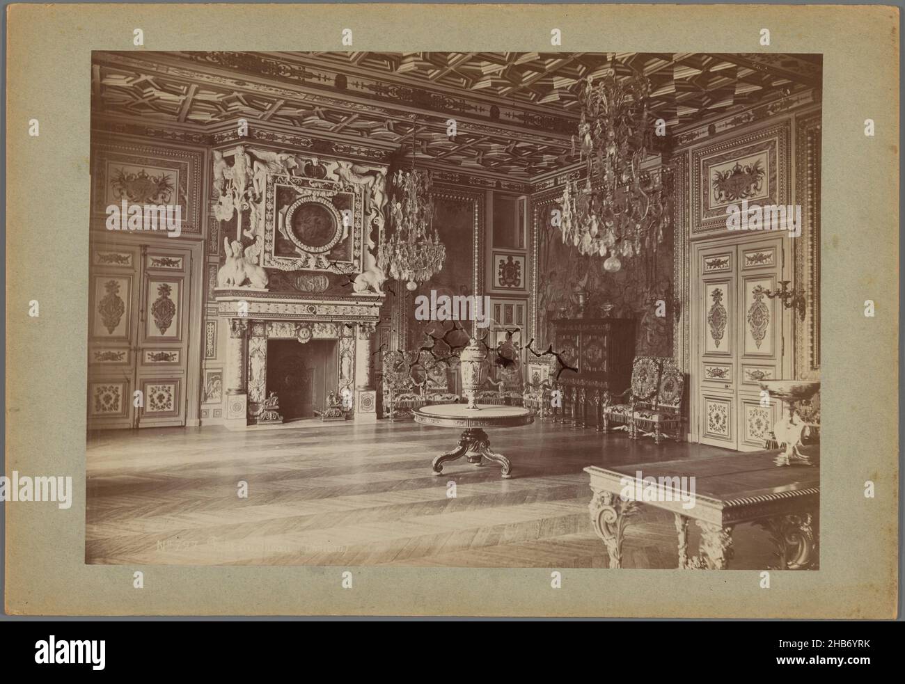 Interno del Palazzo di Fontainebleau, Fontainebleau (Château) (titolo sull'oggetto), Séraphin-Médéric Mieusement (menzionato sull'oggetto), Palais de Fontainebleau, c.. 1875 - c. 1900, cartone, stampa albume, altezza 249 mm x larghezza 355 mm Foto Stock