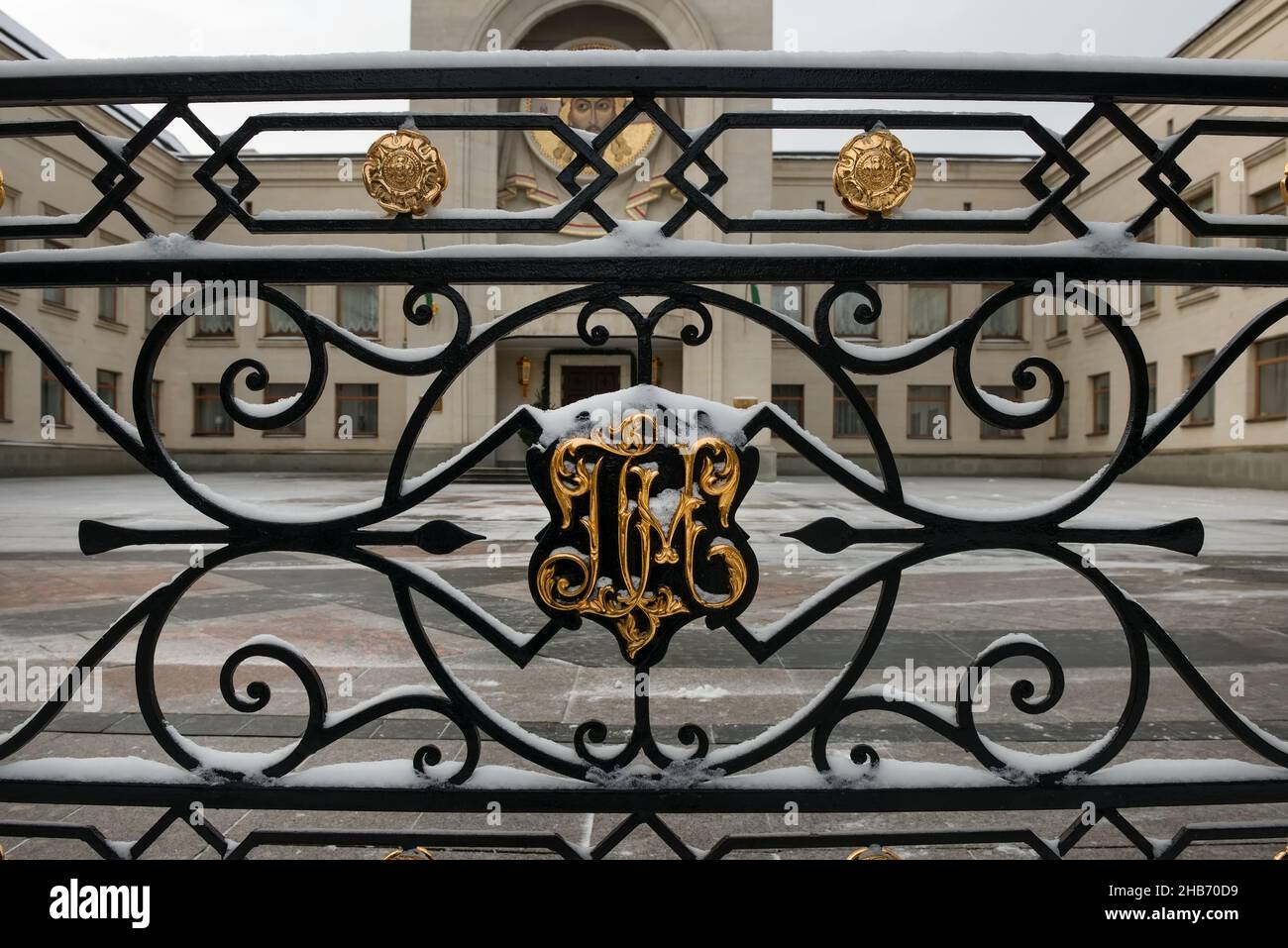 Monogramma patriarcale sul recinto del residence in San Daniele Monastero a Mosca Foto Stock