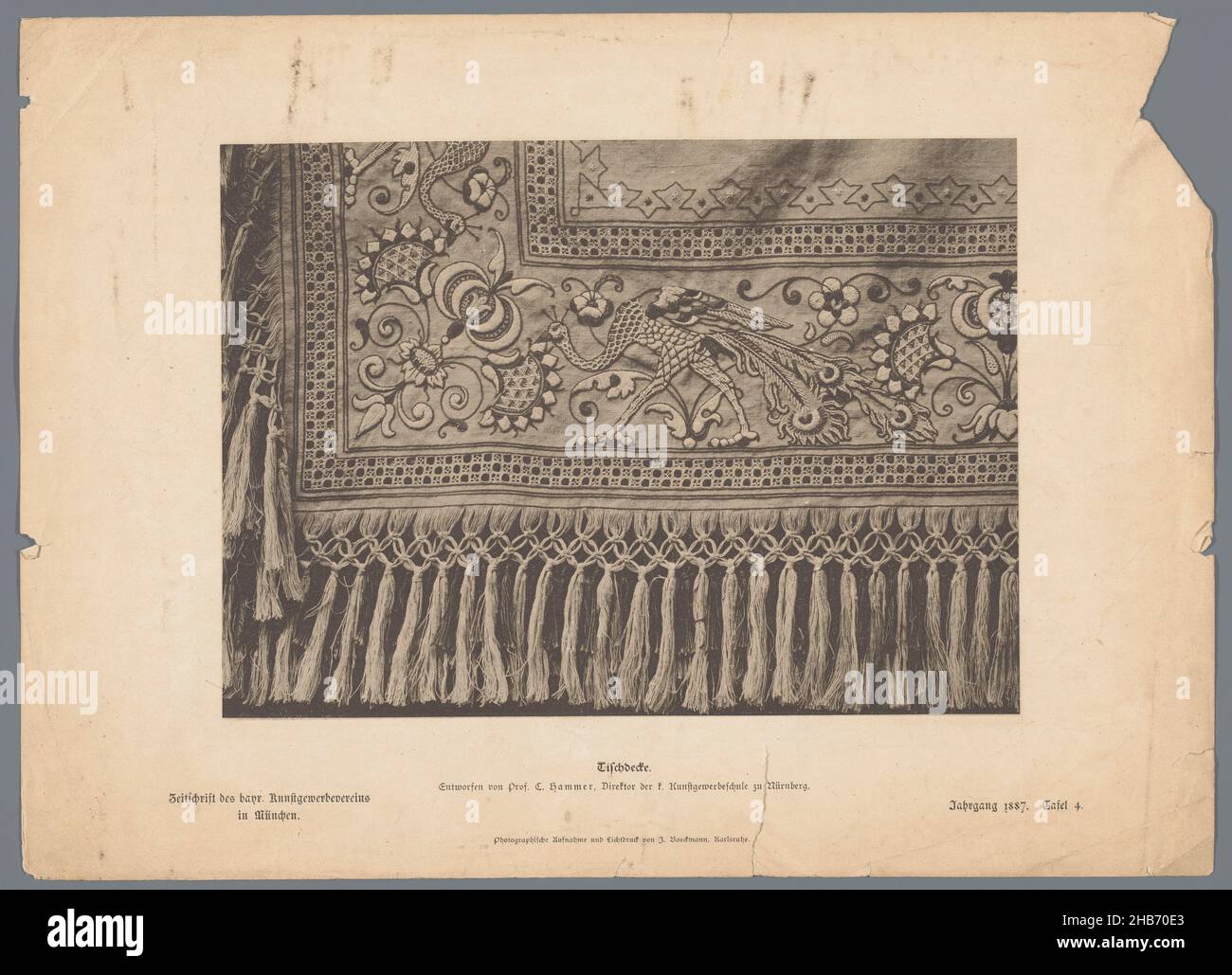 Particolare di una tovaglia decorata con fiori e uccelli, Tischdecke., J. Baedmann (menzionato sull'oggetto), stampante: J. Baedmann (menzionato sull'oggetto), Europa, 1887, carta, inchiostro da stampa, collotipo, altezza 263 mm x larghezza 363 mm Foto Stock