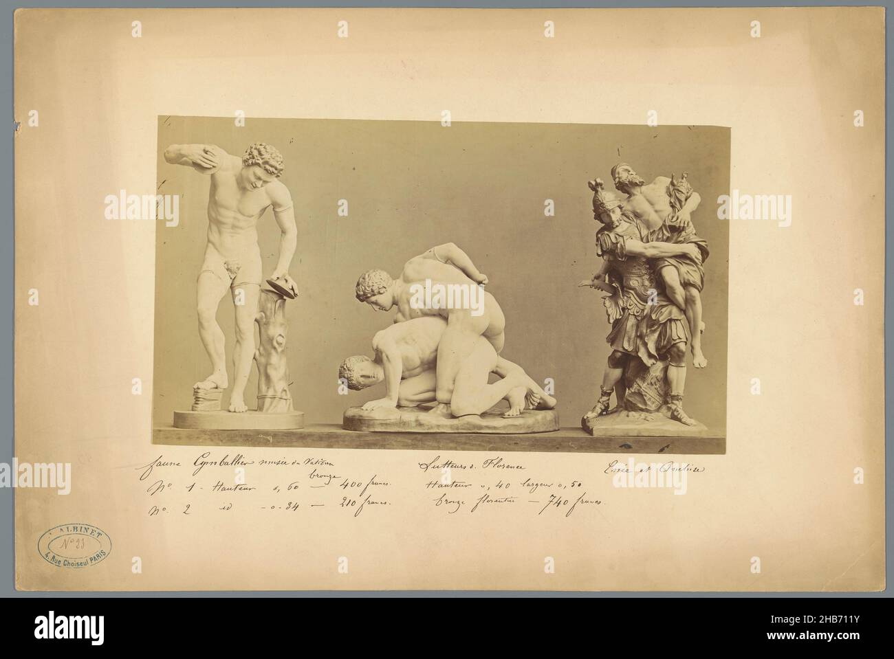 Tre sculture, a sinistra: Una riproduzione di una scultura di un fauno danzante, al centro: Una riproduzione delle Pancrastinae negli Uffizi, a destra: Una riproduzione di una scultura di Enea e Anchise di Pierre Lepautre., anonima, Europa, c. 1875 - c. 1900, cartone, stampa albume, altezza 173 mm x larghezza 302 mm Foto Stock