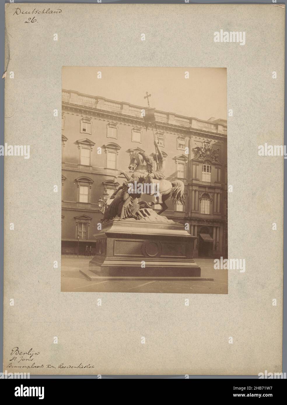 Statua di San Giorgio e del drago a Berlino, anonima, Berlino, 1855 - 1900, supporto fotografico, cartone, stampa albume, altezza 354 mm x larghezza 266 mm Foto Stock