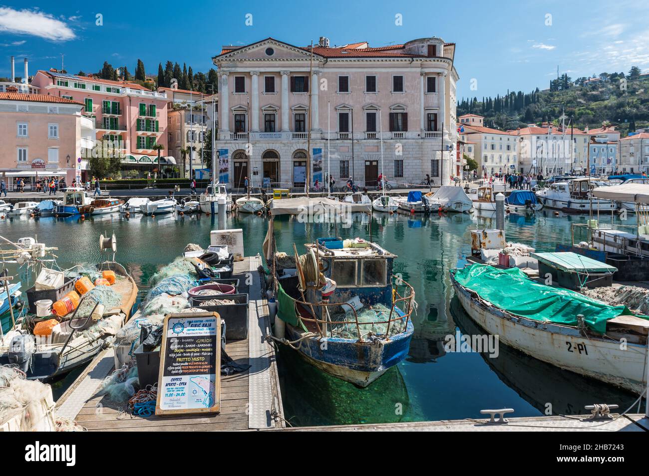 Piran, Slovenia - 04 07 2018: Il porto di Piran con barche e case Foto Stock