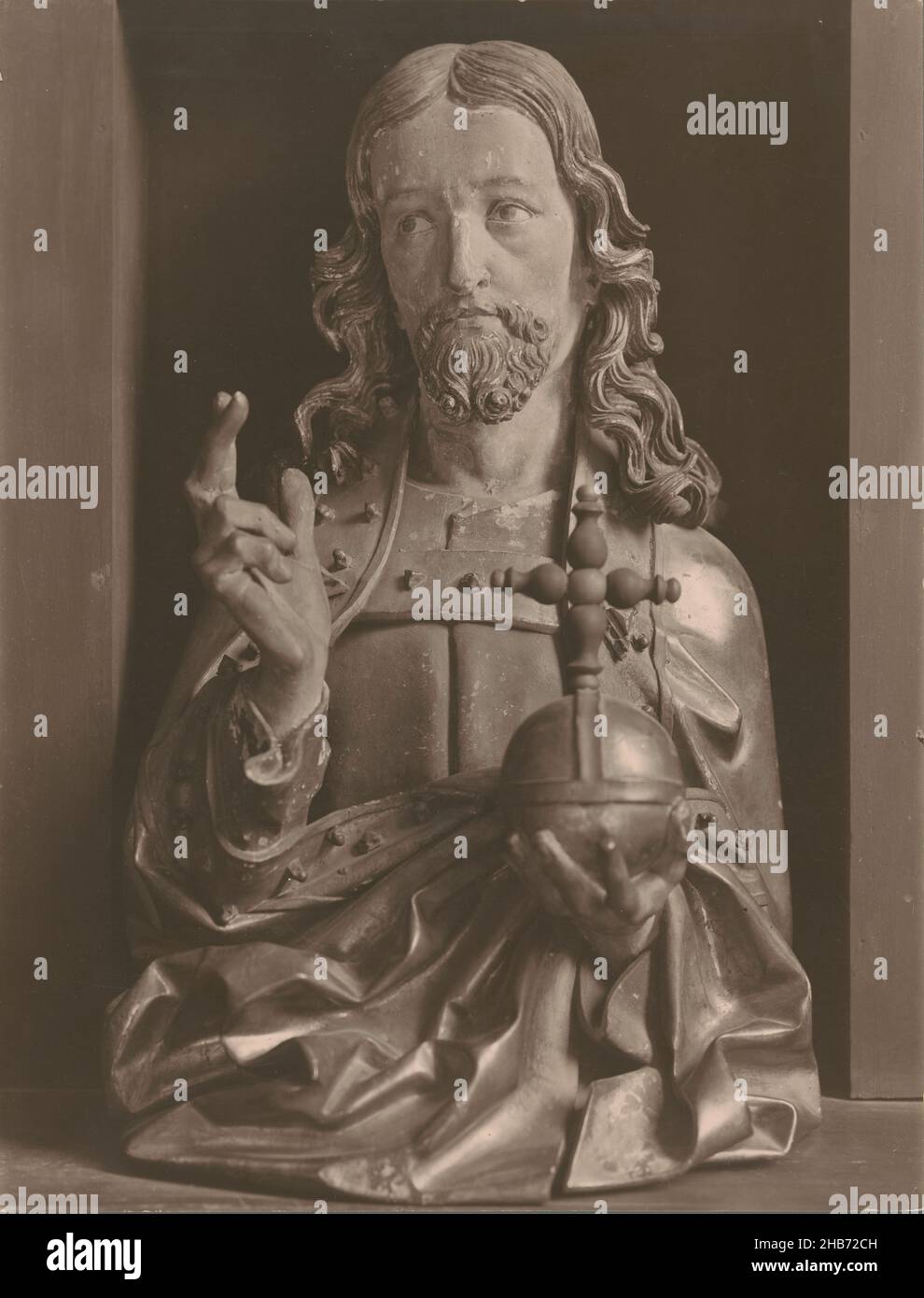 Vista di un busto di Cristo fare un gesto di benedizione con una mano e portare una mela impero nell'altra, J Christophe (menzionato sull'oggetto), 1900 - 1960, supporto fotografico, stampa in argento gelatina, altezza 378 mm x larghezza 290 mm Foto Stock