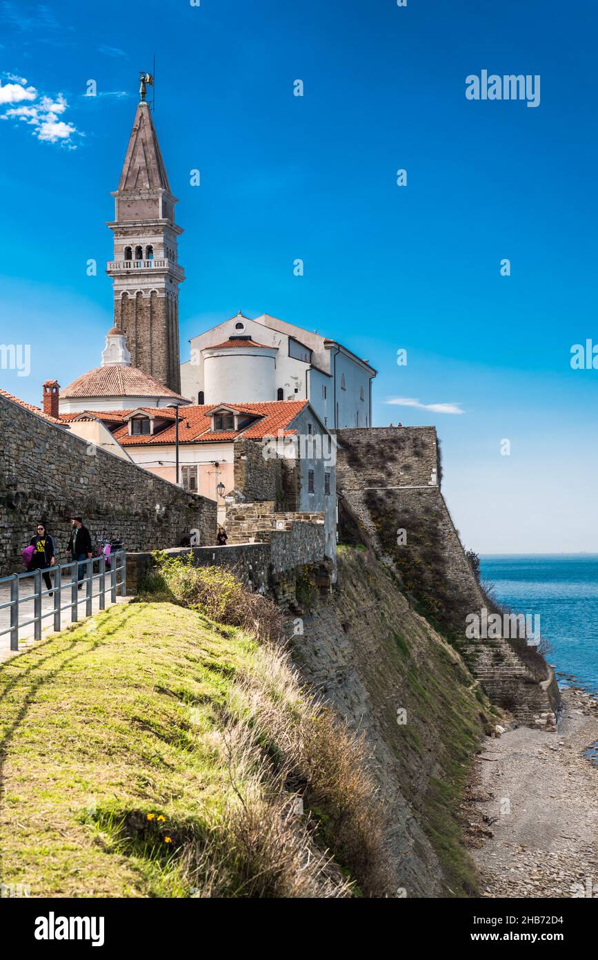 Piran, Slovenia - 04 07 2018: Vista sulla collina costiera e la torre della chiesa Foto Stock