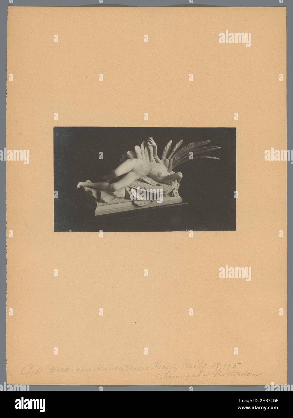 Vista di una statua di una donna o di una dea con ali, anonime, 1900 - 1960, carta, cartone, stampa in argento gelatina, altezza 321 mm x larghezza 240 mm Foto Stock