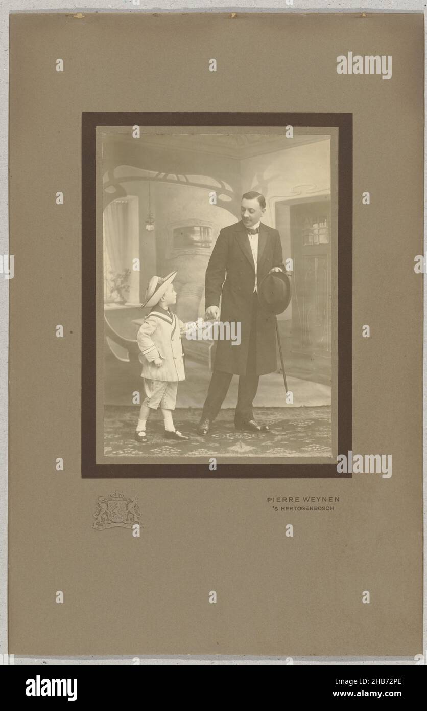 Padre e figlio, ritratto studio, Pierre Weijnen (menzionato sull'oggetto), Den Bosch, 1913, carta, supporto fotografico, altezza 136 mm x larghezza 96 mm altezza 273 mm x larghezza 177 mm Foto Stock