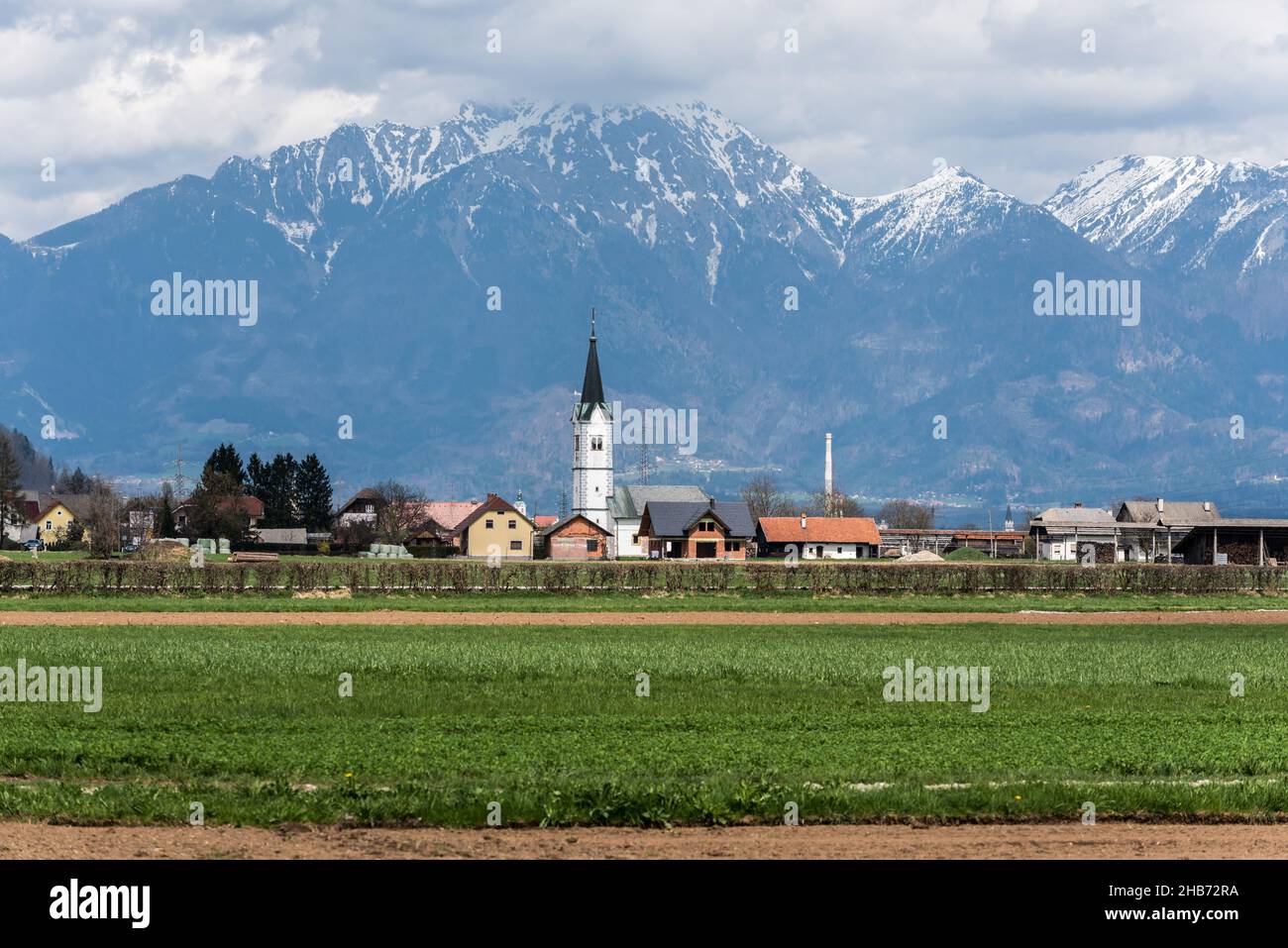 Bled, Slovenia, 04 11 2018: Vista sulla campagna slovena, con prati verdi e montagne innevate Foto Stock