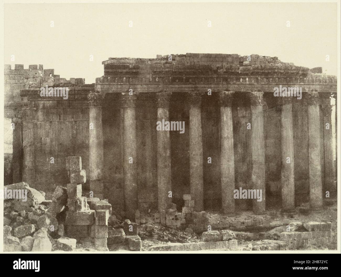 Tempio di Giove a Baalbek, Voyage en Orient, 1859-1860, villes, monuments et vues pittoresques. recueil photographhique executé par Louis de Clercq (titolo della serie), Louis De Clercq (menzionato in oggetto), Francia, 1859 - 1860, cartone, stampa albume, altezza 202 mm x larghezza 272 mm Foto Stock