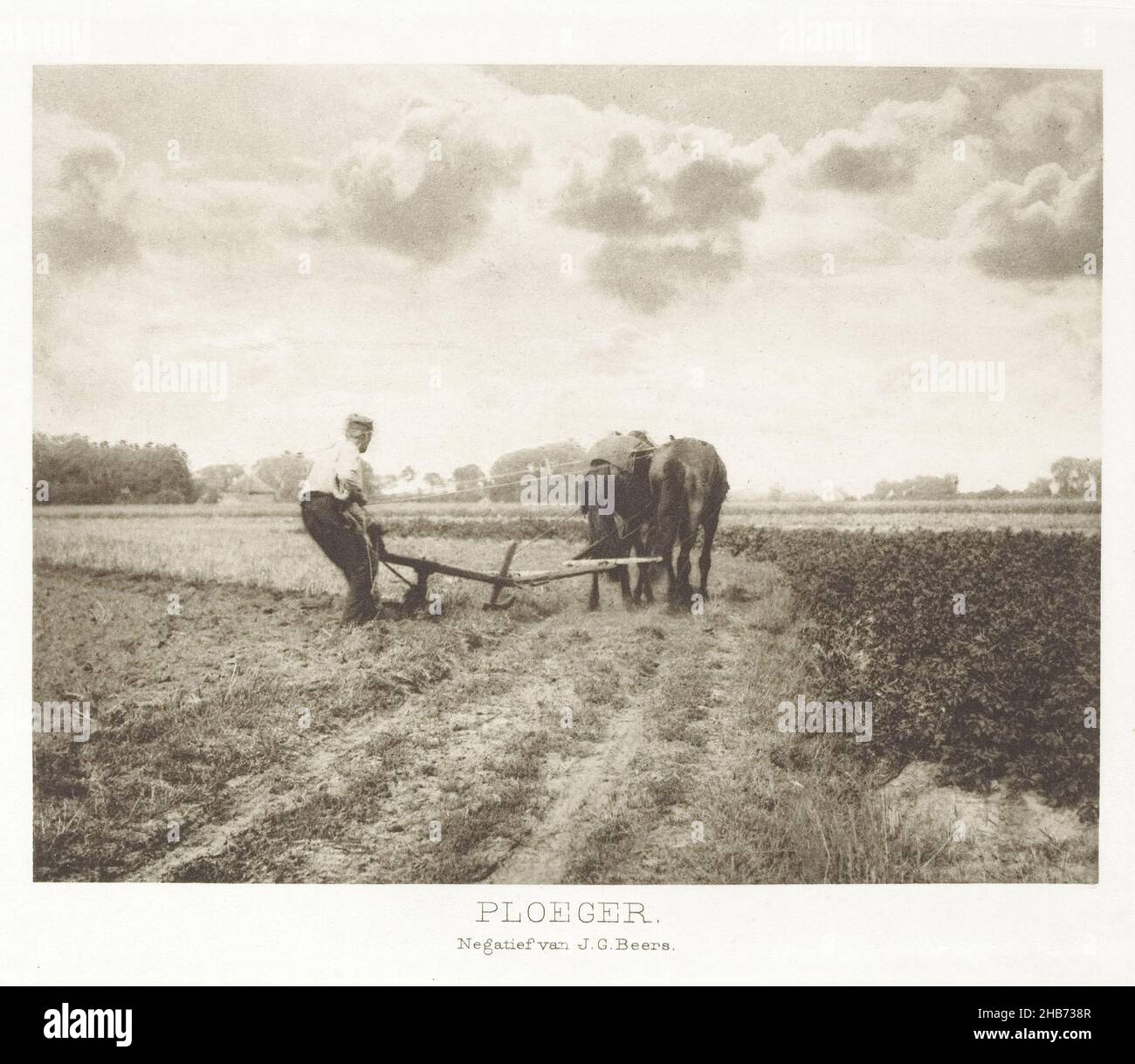 Contadino con cavalli e aratro in un campo, Plowman (titolo sull'oggetto), J.G. Birre (menzionate in oggetto), anonime, Paesi Bassi, c.. 1899 - pollici o prima del 1904, carta, altezza 119 mm x larghezza 155 mm Foto Stock