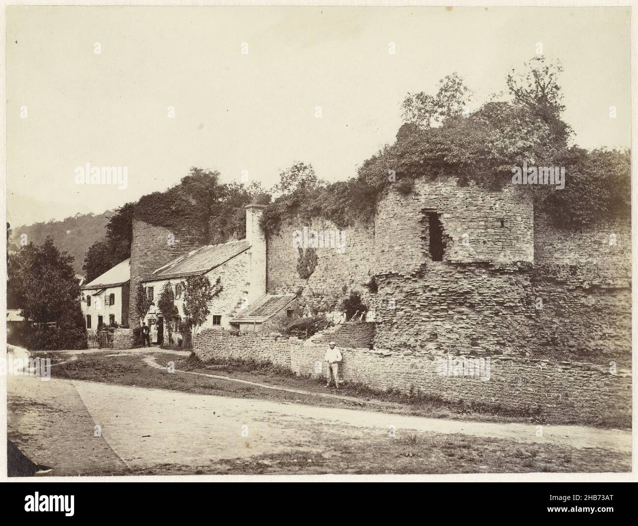 Vista delle mura della città in rovina con case annesse, anonima, Gran Bretagna, 1855 - 1865, carta, stampa albume, altezza 155 mm x larghezza 206 mm Foto Stock