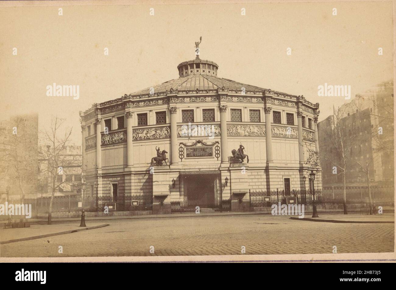 Esterno del Cirque d'Hiver a Parigi, compagnie Photographique Debitte & Hervé (menzionato sull'oggetto), Parigi, c.. 1865 - c. 1875, supporto fotografico, cartone, stampa albume, altezza 98 mm x larghezza 153 mm Foto Stock