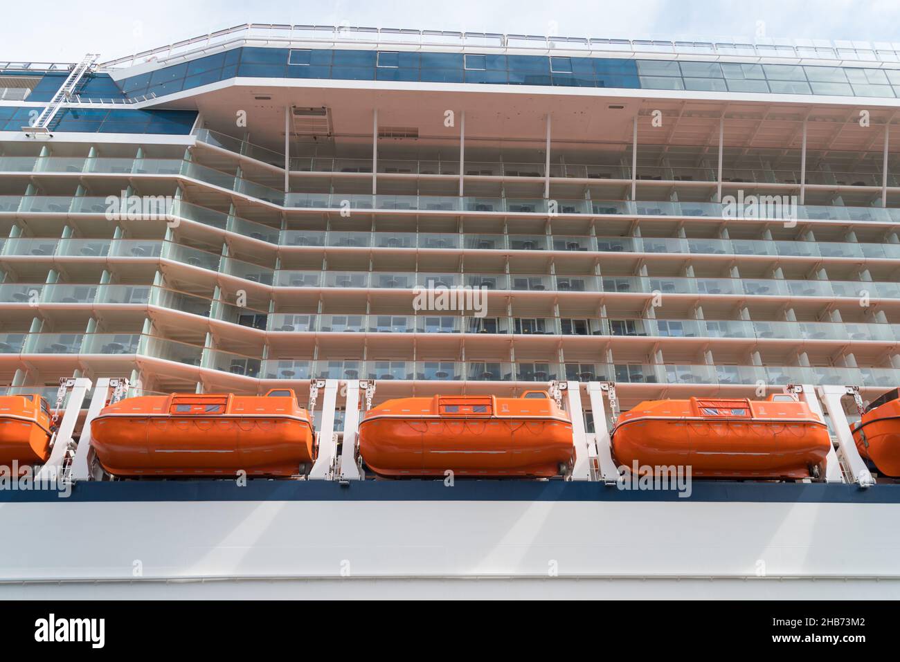 barche di salvataggio su un grande nave da crociera Foto Stock