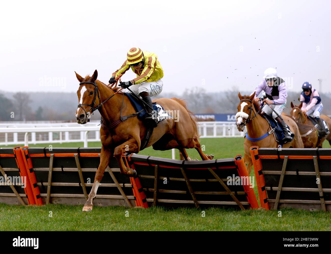 Earth Lord indovinato da jockey Sean Houlihan (a sinistra) supera un ostacolo sulla strada per vincere l'handicap ostacoli dei jokey condizionali Howden durante il giorno uno del Weekend di Natale Howden all'ippodromo di Ascot, nel Berkshire. Data immagine: Venerdì 17 dicembre 2021. Vedi PA Story RACING Ascot. Il credito fotografico dovrebbe essere: Steven Paston/PA Wire. RESTRIZIONI: L'uso è soggetto a restrizioni. Solo per uso editoriale, nessun uso commerciale senza previo consenso da parte del titolare dei diritti. Foto Stock