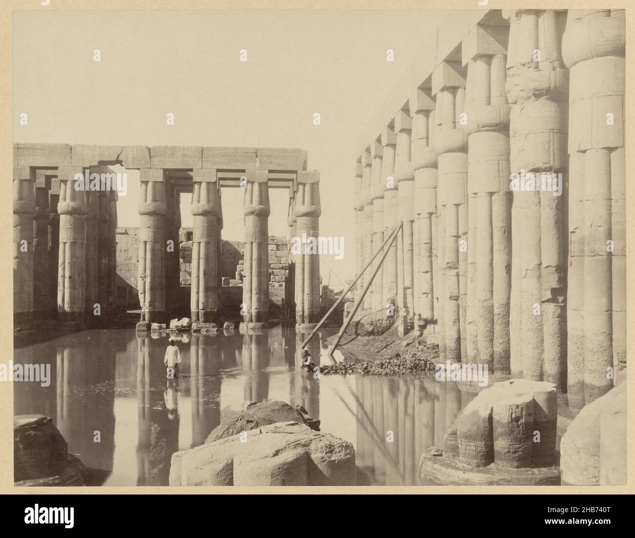 Il complesso tempiale di Luxor parzialmente sommerso da alto livello d'acqua del Nilo.e 75. Tempio di Luxor ad alto livello d'acqua del Nilo. Alto Egitto. (Titolo sull'oggetto), la fotografia fa parte della serie di fotografie dall'Egitto raccolte da Richard Polak., Antonio Beato (menzionato sull'oggetto), Egypte, c.. 1895 - c. 1915, supporto fotografico, carta, stampa albume, altezza 219 mm x larghezza 278 mm altezza 466 mm x larghezza 555 mm Foto Stock