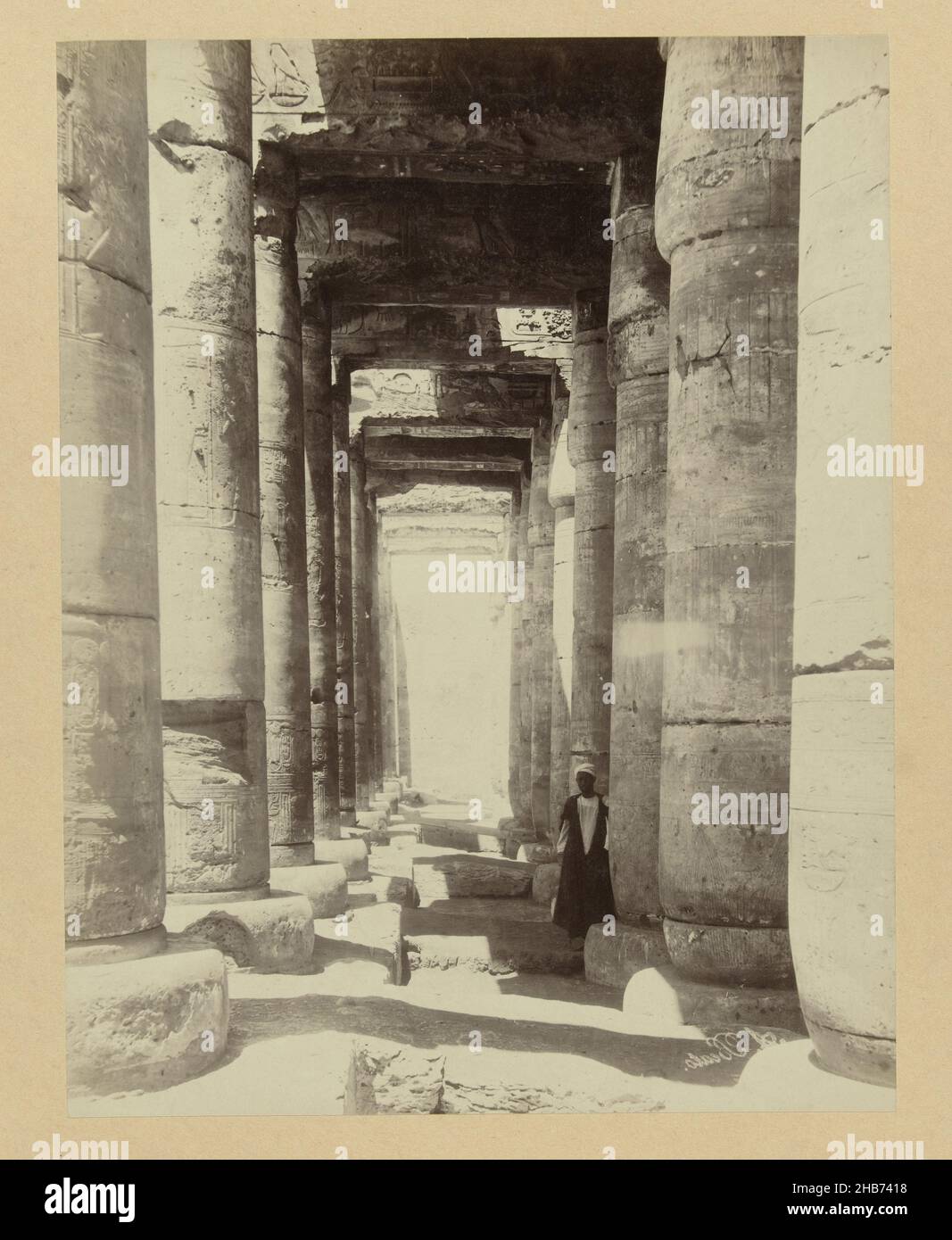 Colonnato nel tempio di Abydos, e 62 colonnato, tempio di Abydos, (costruito dal re Seti i (1400 a.C.)). Alto Egitto. (Titolo sull'oggetto), Egitto (titolo della serie), la fotografia fa parte della serie di fotografie dall'Egitto raccolte da Richard Polak., Antonio Beato (menzionato sull'oggetto), Egypte, c.. 1888 - c. 1898, supporto fotografico, carta, stampa albume, altezza 197 mm x larghezza 260 mm altezza 467 mm x larghezza 557 mm Foto Stock