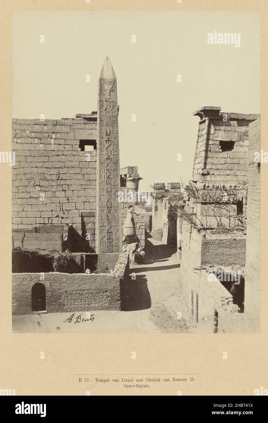 Una statua di Ramses II.e 77. Tempio di Luxor con Obelisco di Ramses II. Alto Egitto. (Titolo su oggetto), la fotografia fa parte della serie fotografica dall'Egitto raccolta da Richard Polak., Antonio Beato (menzionato su oggetto), Egypte, c.. 1895 - c. 1915, supporto fotografico, carta, stampa albume, altezza 278 mm x larghezza 219 mm altezza 555 mm x larghezza 466 mm Foto Stock