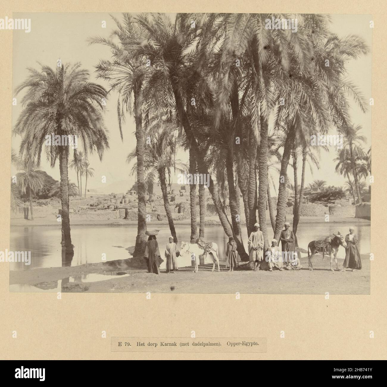 Oasi con palme da datteri a Karnak, e 79. Il villaggio di Karnak (con palme da dattero). Alto Egitto (titolo su oggetto), la fotografia è parte della serie di fotografie dall'Egitto raccolte da Richard Polak., anonimo, Egypte, c. 1895 - c. 1915, supporto fotografico, carta, stampa albume, altezza 219 mm x larghezza 278 mm altezza 466 mm x larghezza 555 mm Foto Stock